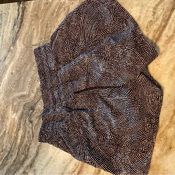 Lululemon Tracker Shorts size 4 - Picture 3 of 3